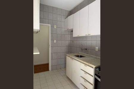 Apartamento para alugar com 100m², 3 quartos e 1 vagaCozinha com piso de azulejos, bancada de granito e móveis brancos, sem geladeira ou fogão.