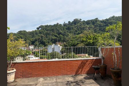Apartamento para alugar com 100m², 3 quartos e 1 vagaVaranda com vista para a mata, com piso de pedra e jardim bem cuidado.