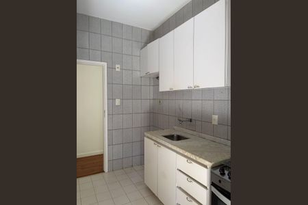 Apartamento para alugar com 100m², 3 quartos e 1 vagaCozinha com armários brancos, piso de azulejos e bancada de mármore.