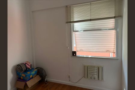 Apartamento para alugar com 100m², 3 quartos e 1 vagaJanela com persianas de madeira e cortinas de tecido, com uma vista para o quintal.