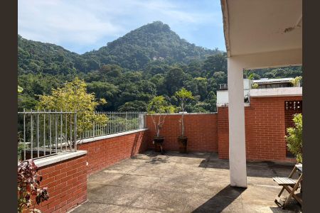 Apartamento para alugar com 100m², 3 quartos e 1 vagaVaranda com vista para a montanha, com móveis simples e pouca decoração.