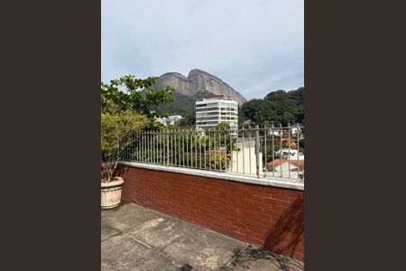 Apartamento para alugar com 100m², 3 quartos e 1 vagaPatio com vista para o morro e a cidade de Rio de Janeiro.