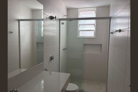 Apartamento para alugar com 100m², 3 quartos e 1 vagaBanheiro com piso de porcelanato, pia e vaso sanitário brancos, e janela pequena.