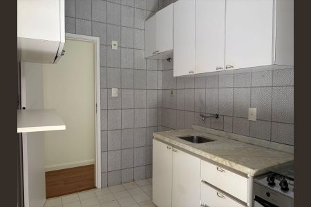 Apartamento para alugar com 100m², 3 quartos e 1 vagaCozinha com piso de azulejos, bancada de granito e geladeira.