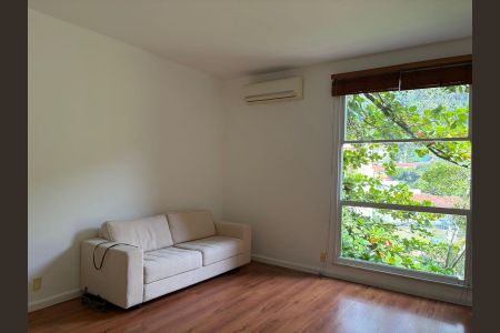 Apartamento para alugar com 100m², 3 quartos e 1 vagaSala com sofá branco e janela com vista para a natureza.