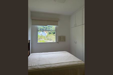 Apartamento para alugar com 100m², 3 quartos e 1 vagaQuarto com cama simples, janela e ar condicionado, com vista para a floresta.