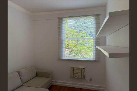 Apartamento para alugar com 100m², 3 quartos e 1 vagaJanela com persianas de madeira e vista para a árvore.