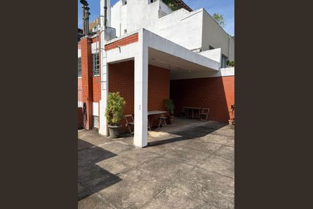 Apartamento para alugar com 100m², 3 quartos e 1 vagaPátio com piso de concreto e mesa de madeira, com plantas e cadeiras, com luz solar e sombra, com vista para o céu azul e nuvens, com um ar de tranquilidade e relaxamento.