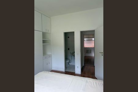 Apartamento para alugar com 100m², 3 quartos e 1 vagaQuarto com cama, armários e banheiro, com piso de porcelanato e iluminação boa.