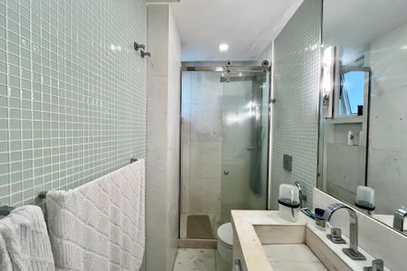 Apartamento à venda com 190m², 3 quartos e 1 vaga Apartamento à venda com 190m², 3 quartos e 1 vagaBanheiro da Suíte