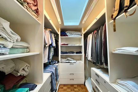 Apartamento à venda com 190m², 3 quartos e 1 vaga Apartamento à venda com 190m², 3 quartos e 1 vagaCloset da suíte