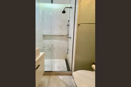 Apartamento à venda com 190m², 3 quartos e 1 vaga Apartamento à venda com 190m², 3 quartos e 1 vagaBanheiro social