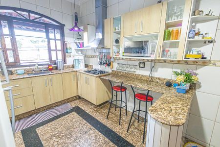 Casa à venda com 550m², 4 quartos e 5 vagas Casa à venda com 550m², 4 quartos e 5 vagascozinha