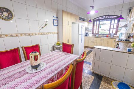 Casa à venda com 550m², 4 quartos e 5 vagas Casa à venda com 550m², 4 quartos e 5 vagascozinha