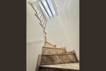 Casa de condomínio à venda com 204m², 3 quartos e 3 vagasEscada