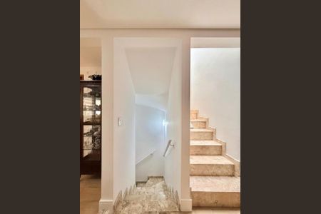 Casa de condomínio à venda com 204m², 3 quartos e 3 vagasEscada