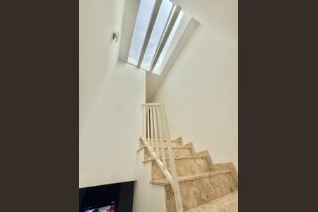 Casa de condomínio à venda com 204m², 3 quartos e 3 vagasEscada