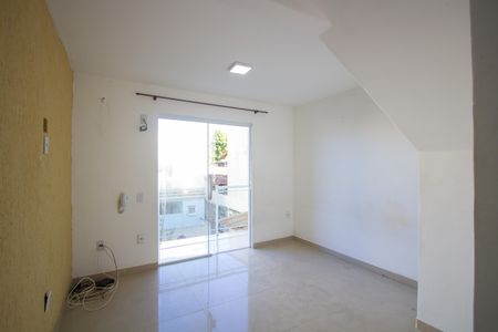 Sala de casa de condomínio para alugar com 2 quartos, 90m² em Colubandê, São Gonçalo