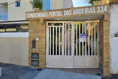 Casa de condomínio para alugar com 90m², 2 quartos e 1 vaga Casa de condomínio para alugar com 90m², 2 quartos e 1 vagaFachada do condomínio + placa