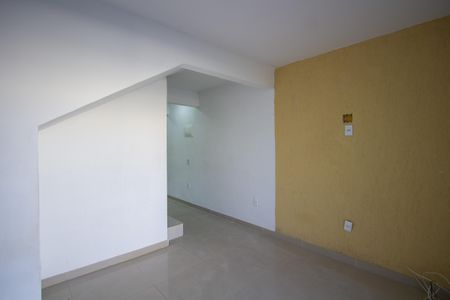 Sala de casa de condomínio para alugar com 2 quartos, 90m² em Colubandê, São Gonçalo