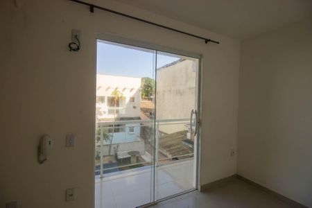 Sala de casa de condomínio para alugar com 2 quartos, 90m² em Colubandê, São Gonçalo