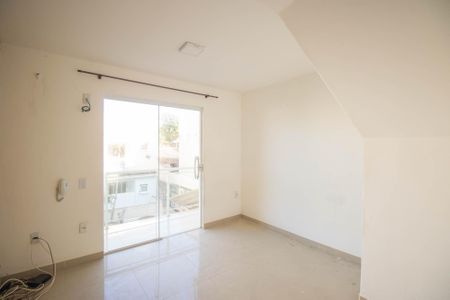 Sala de casa de condomínio para alugar com 2 quartos, 90m² em Colubandê, São Gonçalo