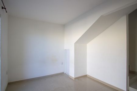 Sala de casa de condomínio para alugar com 2 quartos, 90m² em Colubandê, São Gonçalo