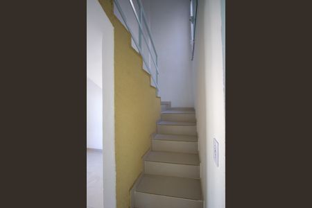 Casa de condomínio para alugar com 90m², 2 quartos e 1 vaga Casa de condomínio para alugar com 90m², 2 quartos e 1 vagaEscada