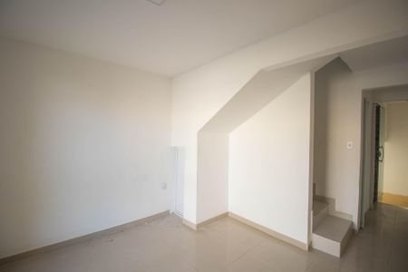 Sala de casa de condomínio para alugar com 2 quartos, 90m² em Colubandê, São Gonçalo