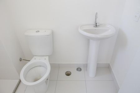Banheiro da Suíte de apartamento à venda com 1 quarto, 24m² em Parque Industrial Tomas Edson, São Paulo