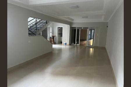 Casa à venda com 250m², 2 quartos e 7 vagasSala