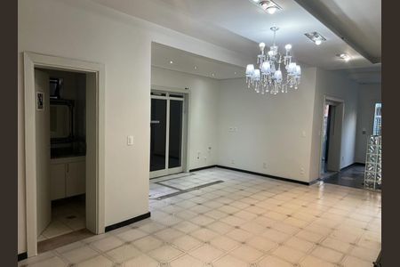 Casa à venda com 250m², 2 quartos e 7 vagasÁrea externa