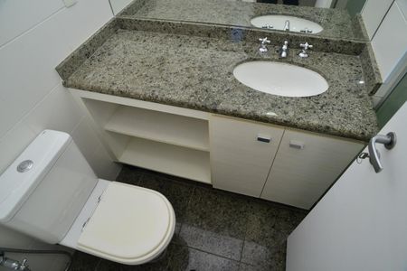 Banheiro Social de apartamento para alugar com 2 quartos, 100m² em Barra da Tijuca, Rio de Janeiro
