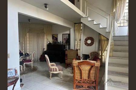 Casa à venda com 350m², 3 quartos e 6 vagasSala