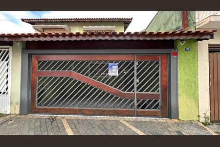 Casa à venda com 230m², 3 quartos e 2 vagasPlaca instalada na fachada do imóvel 