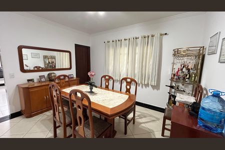 Casa à venda com 230m², 3 quartos e 2 vagasCopa