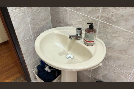 Casa à venda com 230m², 3 quartos e 2 vagasBanheiro 1
