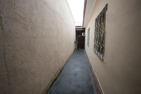 Casa à venda com 130m², 3 quartos e 2 vagasCorredor lateral 1