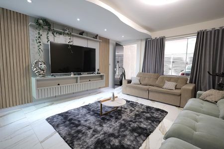 Casa à venda com 270m², 4 quartos e 2 vagas Casa à venda com 270m², 4 quartos e 2 vagasSala