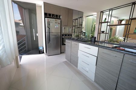 Casa à venda com 270m², 4 quartos e 2 vagas Casa à venda com 270m², 4 quartos e 2 vagasCozinha