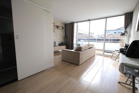 Casa à venda com 270m², 4 quartos e 2 vagas Casa à venda com 270m², 4 quartos e 2 vagasSala de TV