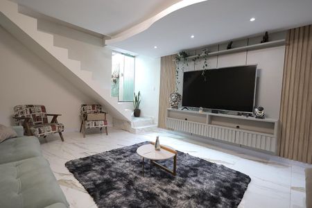 Casa à venda com 270m², 4 quartos e 2 vagas Casa à venda com 270m², 4 quartos e 2 vagasSala