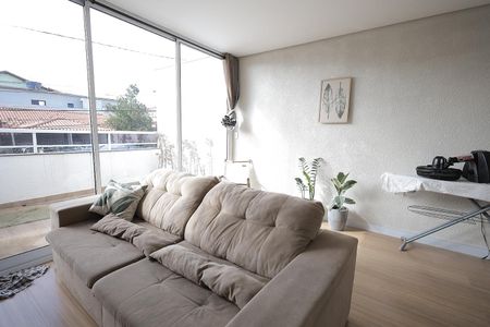 Casa à venda com 270m², 4 quartos e 2 vagas Casa à venda com 270m², 4 quartos e 2 vagasSala de TV
