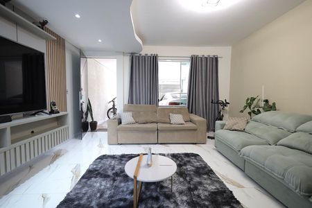Casa à venda com 270m², 4 quartos e 2 vagas Casa à venda com 270m², 4 quartos e 2 vagasSala