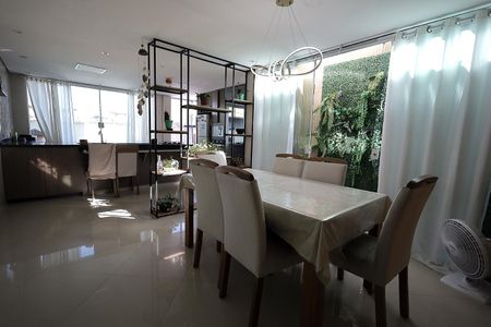 Casa à venda com 270m², 4 quartos e 2 vagas Casa à venda com 270m², 4 quartos e 2 vagasSala de Jantar