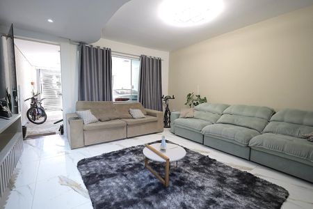 Casa à venda com 270m², 4 quartos e 2 vagas Casa à venda com 270m², 4 quartos e 2 vagasSala