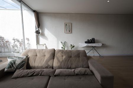 Casa à venda com 270m², 4 quartos e 2 vagas Casa à venda com 270m², 4 quartos e 2 vagasSala de TV