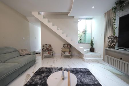 Casa à venda com 270m², 4 quartos e 2 vagas Casa à venda com 270m², 4 quartos e 2 vagasSala