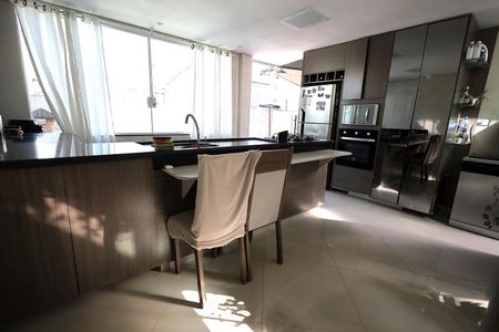 Casa à venda com 270m², 4 quartos e 2 vagas Casa à venda com 270m², 4 quartos e 2 vagasCozinha