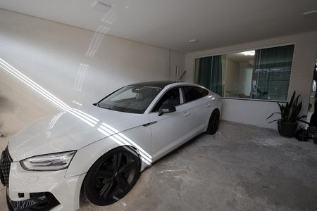 Casa à venda com 270m², 4 quartos e 2 vagas Casa à venda com 270m², 4 quartos e 2 vagasGaragem